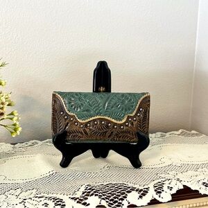 American west genuine leather wallet trifold great condition.